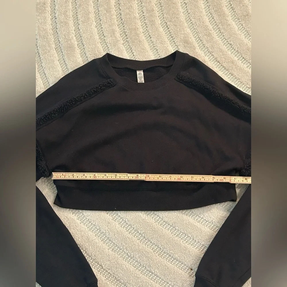 ALO Yoga Oversized City Sherpa Fleece Trim Cropped Sweatshirt in Black - XS